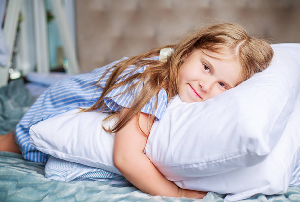 girl with a pillow - Φωτογραφία, εικόνα