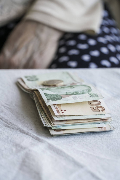 Türk Lirası banknotların masada - Fotoğraf, Görsel
