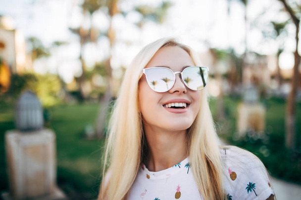 Closeup módní krásná žena portrét nosí sluneční brýle dlaně pozadí - Fotografie, Obrázek