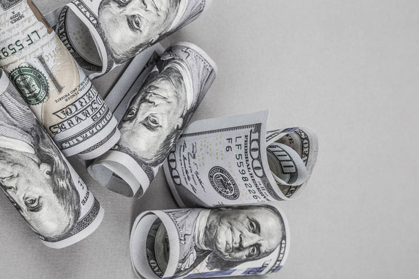 Algunos dólares americanos sobre fondo gris
 - Foto, imagen