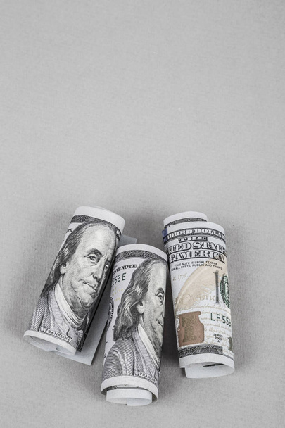 Několik amerických dolarů na šedém pozadí - Fotografie, Obrázek