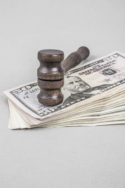 Ξύλινο σφυρί σε αμερικανικά δολάρια σε γκρι - Φωτογραφία, εικόνα