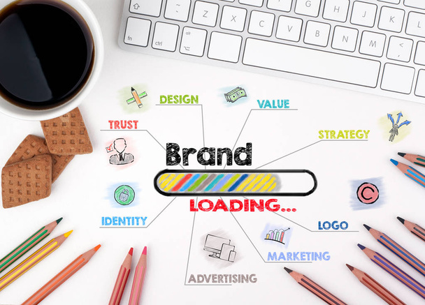 бренд, концепция бизнеса. Диаграмма с ключевыми словами и значками. Белый стол
 - Фото, изображение
