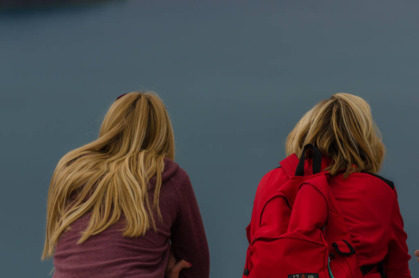 δύο γυναίκες βλέπουν τη θάλασσα - Φωτογραφία, εικόνα