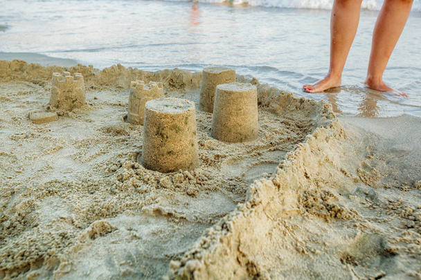 Piaszczysty zamek na plaży - Zdjęcie, obraz