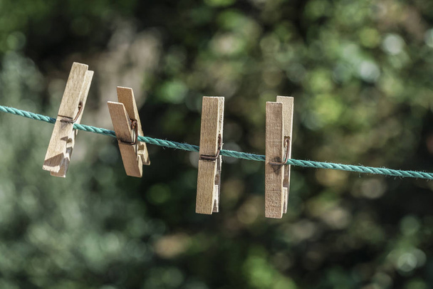 roupas de madeira cavilhas penduradas na corda no jardim
 - Foto, Imagem