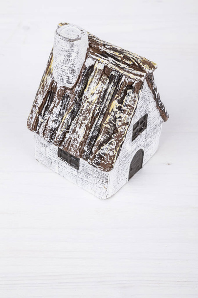 Huisje op een houten ondergrond - Foto, afbeelding