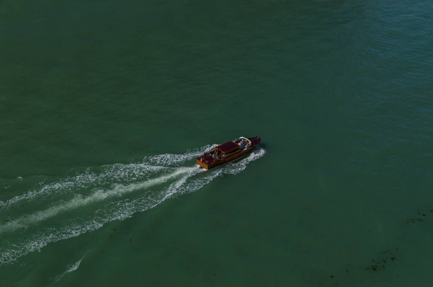 βάρκα στο πράσινο νερό - Φωτογραφία, εικόνα