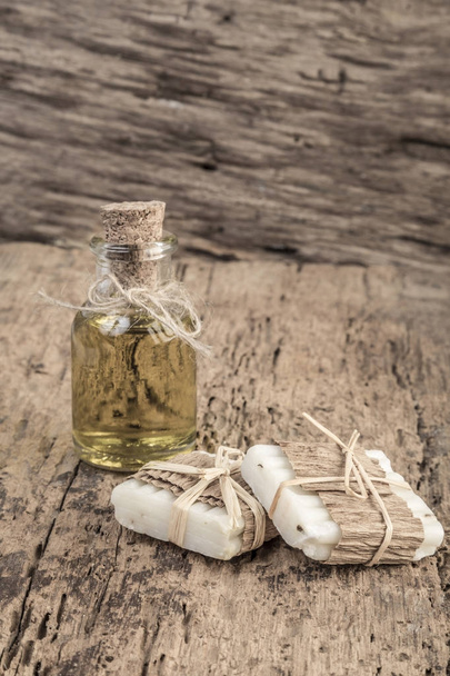 sapone naturale all'olio d'oliva e bottiglia d'olio sul tavolo di legno
 - Foto, immagini
