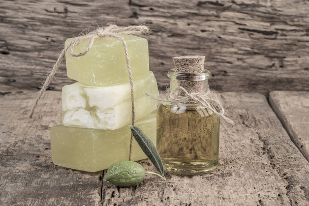 barres de savon d'huile d'olive naturelle et bouteille d'huile sur table en bois
 - Photo, image