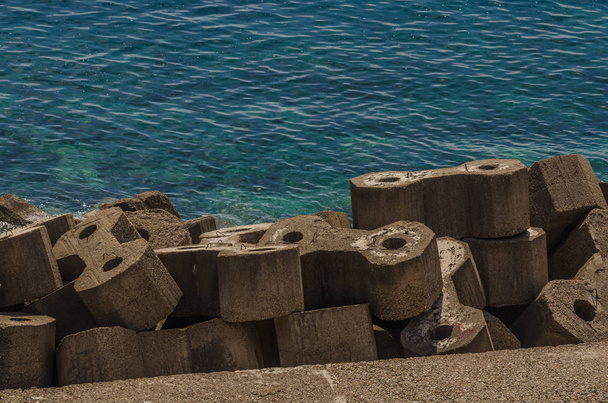 Beschränkung mit Steinen am Meer - Foto, Bild