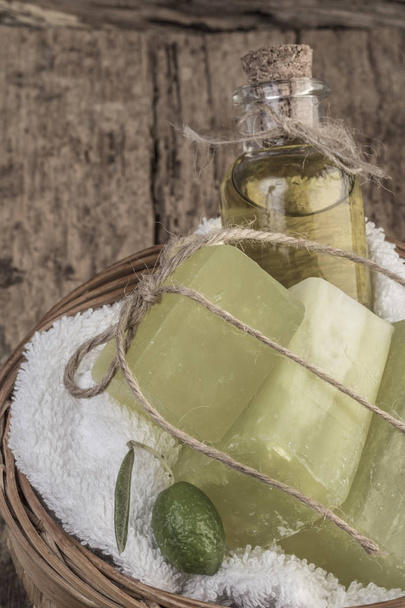 natuurlijke olijfolie zeep bars en olijfolie fles - Foto, afbeelding