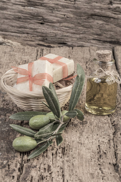kostek mydła naturalne oliwy z oliwek i oliwy z oliwek butelka na drewnianym stole - Zdjęcie, obraz