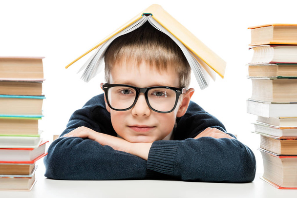 Detailní portrét chytrý školák nosí brýle s bo - Fotografie, Obrázek