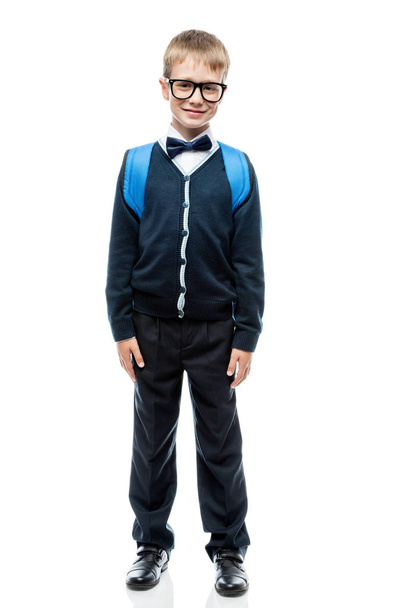 Porträt eines smarten Schülers in High-School-Uniform mit Rücken - Foto, Bild