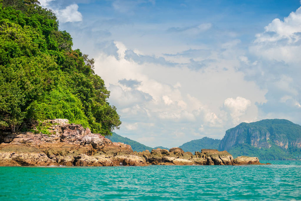 felsige Küste der Insel mit Bergen malerischen Blick auf thailändische - Foto, Bild