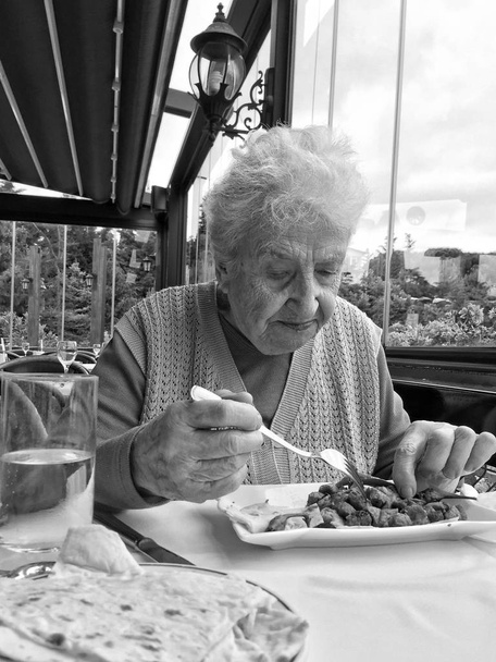 Femme âgée déjeunant
 - Photo, image