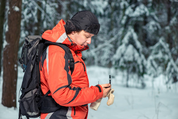 турист с компасом и рюкзаком потерялся зимой для
 - Фото, изображение
