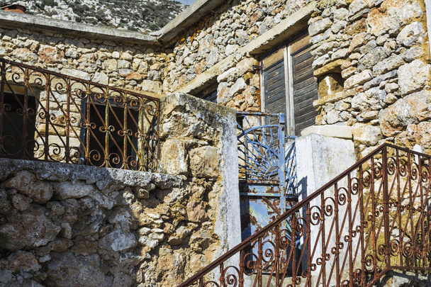 Vanha hylätty talo perinteisessä kylässä Chamaitoulo, Kreeta, Kreikka
 - Valokuva, kuva