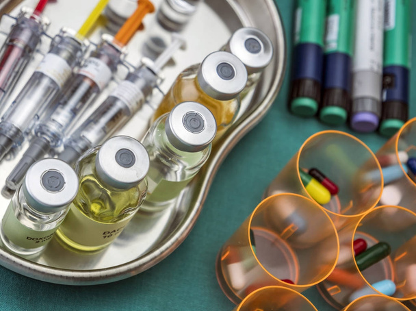 Erilaiset injektiopullot ja lääkkeet, jotka on valmistettu palliatiivisessa taulukossa
 - Valokuva, kuva