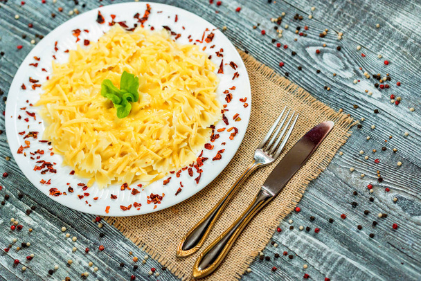 Traditionele Italiaanse pasta of fussili met kaas - Foto, afbeelding