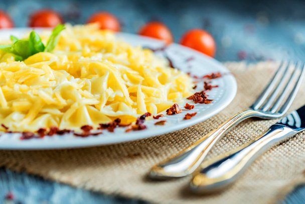 Tradiční italské těstoviny nebo fussili s sýrem - Fotografie, Obrázek