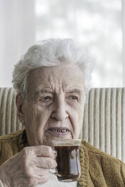 Vanhempi nainen juo kahvia - Valokuva, kuva