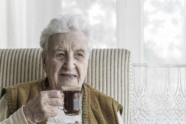 Senior mulher bebendo café - Foto, Imagem
