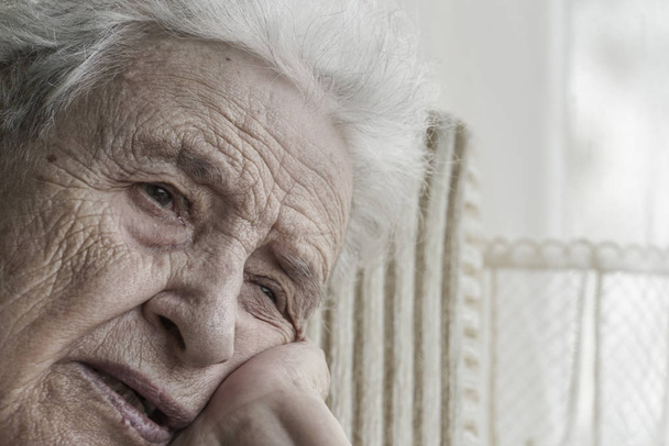 Vértes gondolkodó idősebb nő portréja - Fotó, kép