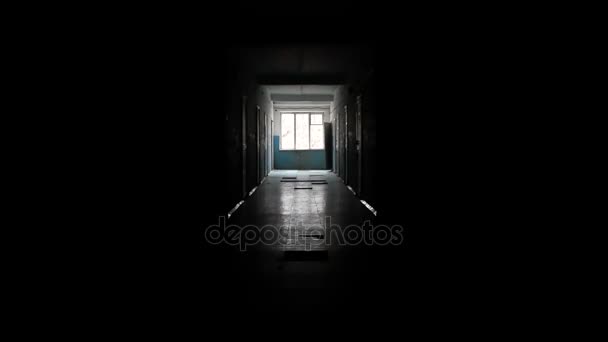 Uzaktan bir pencere ile karanlık koridor - Video, Çekim