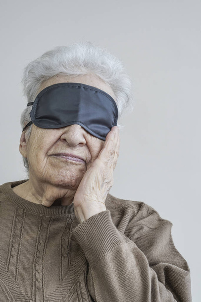 старша жінка в масці для сну
 - Фото, зображення