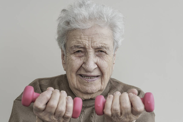 Senior woman lifting dumbbells - Foto, Imagem
