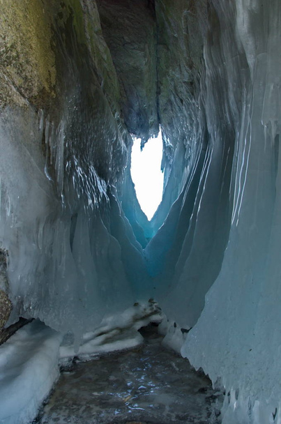 Russia. Siberia orientale, lago Baikal. Grotte di ghiaccio dell'isola di Olkhon dal Piccolo mare
. - Foto, immagini