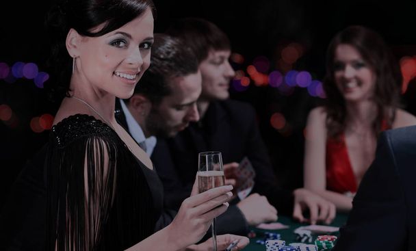 Poker players sitting around a table at a casino - Zdjęcie, obraz