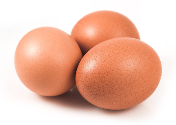 eieren geïsoleerd op witte achtergrond - Foto, afbeelding