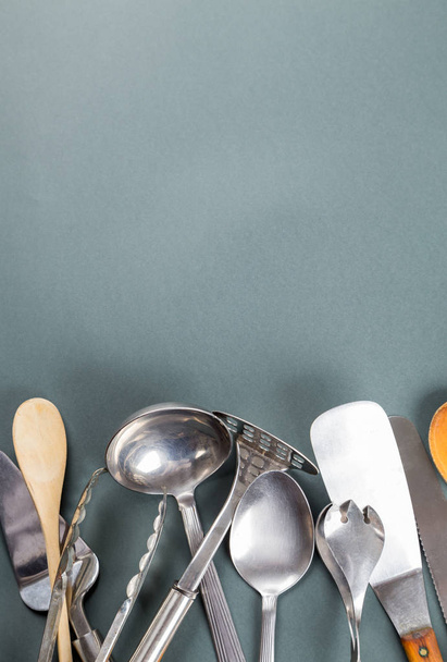 Використана домашня посуд з подряпинами на сірому фоні паперу
 - Фото, зображення
