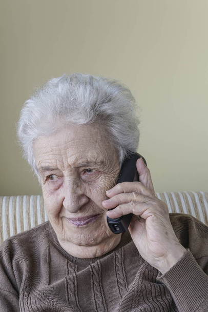 Gelukkig senior vrouw op telefoon - Foto, afbeelding