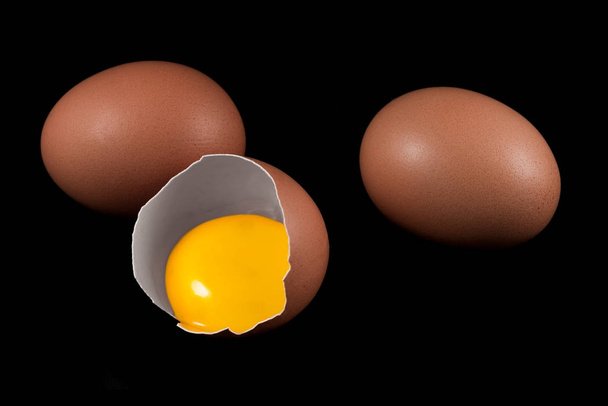 vejce izolovaných na černém pozadí - Fotografie, Obrázek