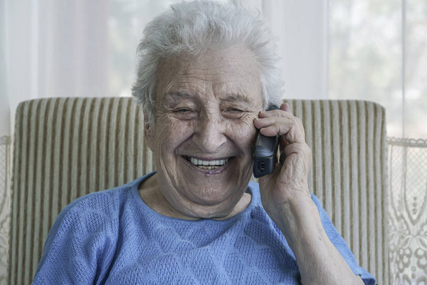 Mujer mayor hablando por teléfono
 - Foto, imagen