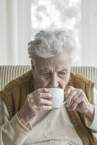 Vezető nő iszik kávé / tea - Fotó, kép