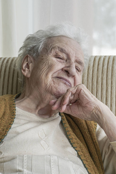 smutný starší žena - Fotografie, Obrázek