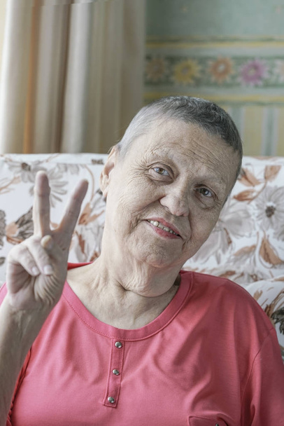 Oude kanker overlevende vrouw thuis na succesvolle chemotherapie - Foto, afbeelding