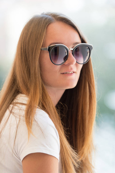 Şık güneş gözlüklü genç kadın portresi - Fotoğraf, Görsel