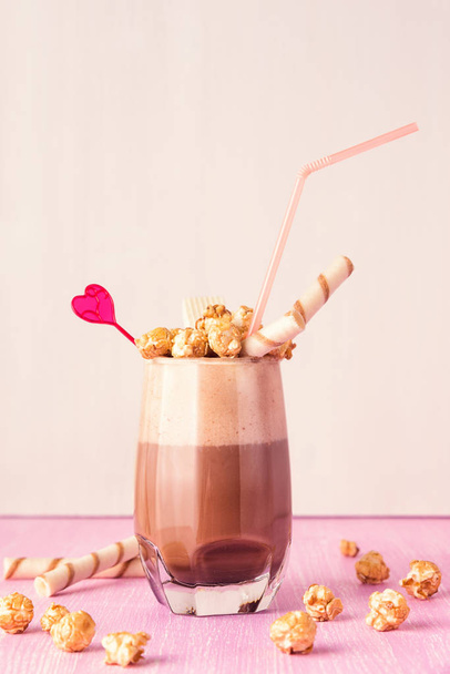 Bicchiere di frullato al cioccolato con popcorn al caramello
. - Foto, immagini
