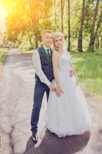 Junges Hochzeitspaar genießt romantische Momente  - Foto, Bild