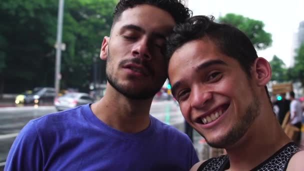 Gay Couple biorąc selfie w Paulista Avenue, Sao Paulo, Brazylia - Materiał filmowy, wideo