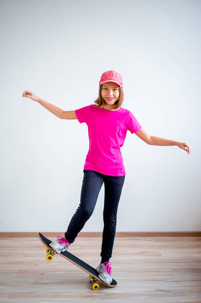 Girl on skateboard - Foto, Imagen