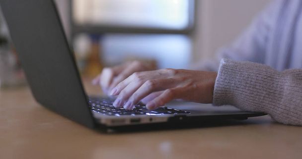 Femme utilisant un ordinateur portable
  - Photo, image