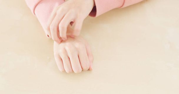 Женщина чувствует зуд на руке
  - Фото, изображение