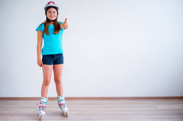 Girl on roller skates - Φωτογραφία, εικόνα